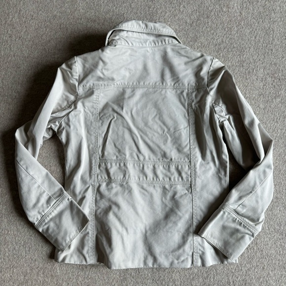 Cropped trench coat with silver hardware - Picture 5 of 6